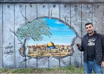 الفنان التشكيلي الفلسطيني سليم عاصي يجمع بين الخط والرسم ليبرز مدن فلسطين التاريخية ومعالمها 
