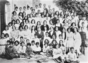 طلاب وطالبات مدرسة بيرزين 1930م.